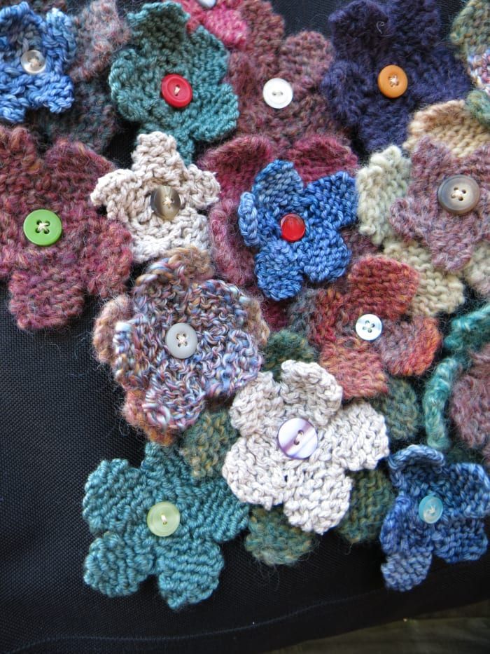 Gros plan des centres de boutons sur les fleurs tricotées