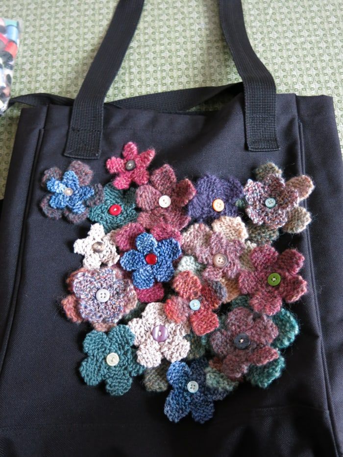 Legen Sie Ihre gestrickten Blumen auf Ihre Einkaufstasche