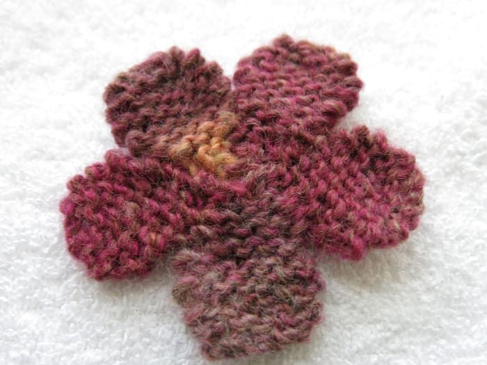 motif-de-tricot-gratuit-tricot-un-champ-de-fleurs-pour-decorer-et-recycler-un-sac-fourre-tout