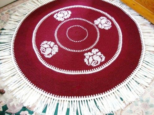 Как да плетем на една кука кръгъл килим с рози върху него