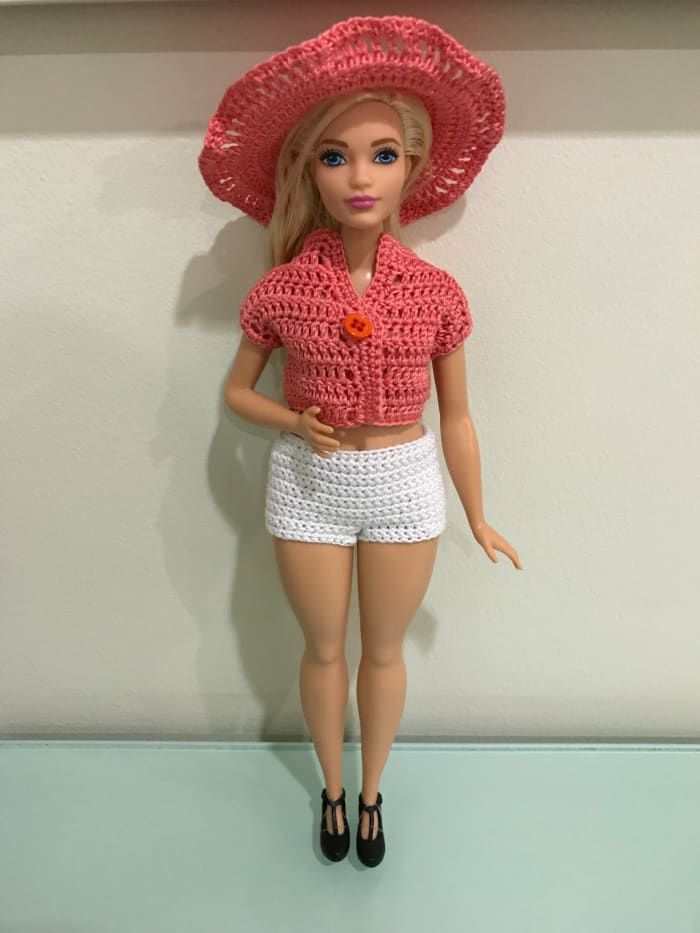 Kurvige Barbie-Jacke mit Shorts und Hut