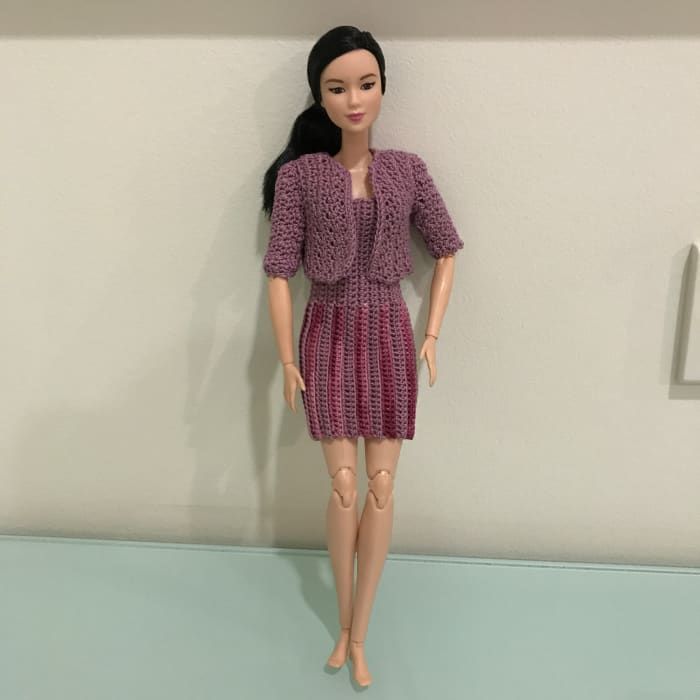 Blazer de Barbie con vestido de rayas verticales de Barbie