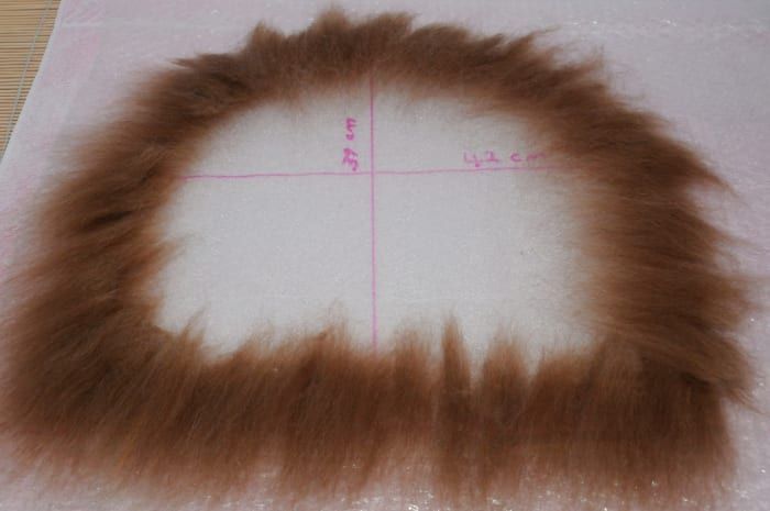 Comience colocando una capa de lana merino marrón como se muestra.