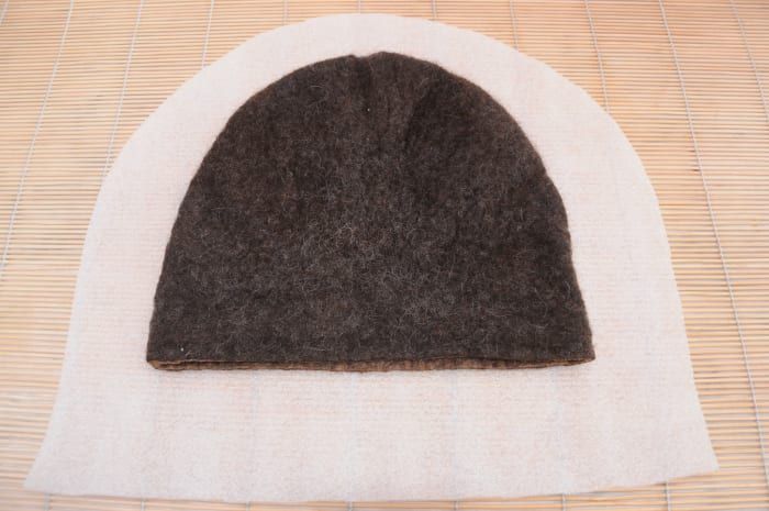 Отдолу на шапката се изрязват 5 см, преди да се вкара кок в кухината на шапката.