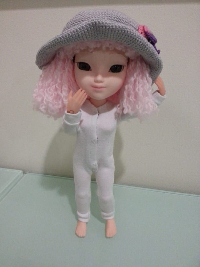 Ma poupée Makies avec la perruque et un chapeau de Pullip.