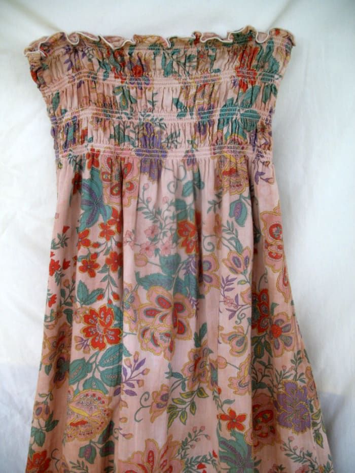 Ein Sommerkleid in einem weichen Vintage-Look mit Teeflecken. (Creative Commons)