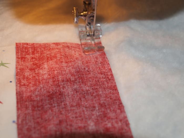 Coudre le tissu en passant par toutes les couches. Commencez à coudre quelques points avant le début de la bande de tissu et terminez quelques points après la fin de la bande de tissu.