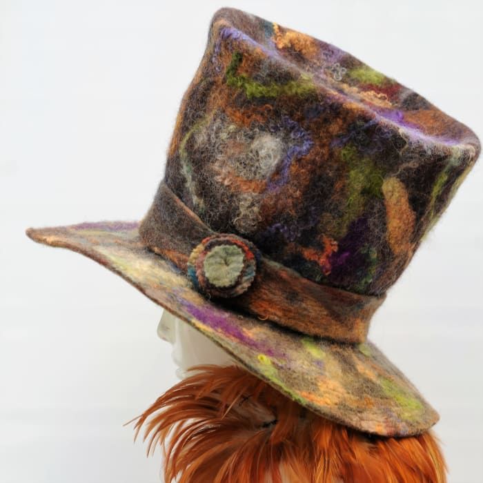 Vista lateral del sombrero de copa de los Sombrereros Locos