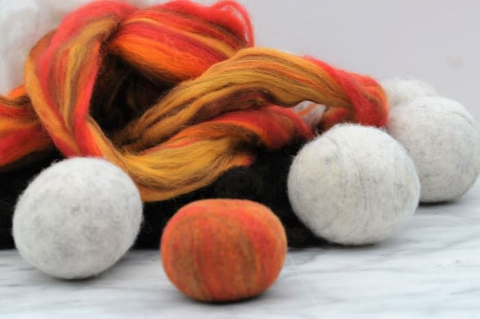 Mecha de lana residual, mecha de lana merino blanca, marrón y rojiza.