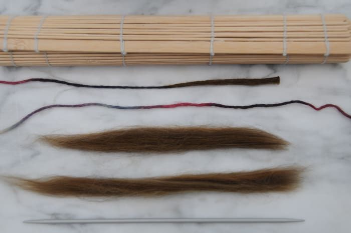 Mecha de lana marrón, hilados de tejer de pura lana, costura. estera de sushi.
