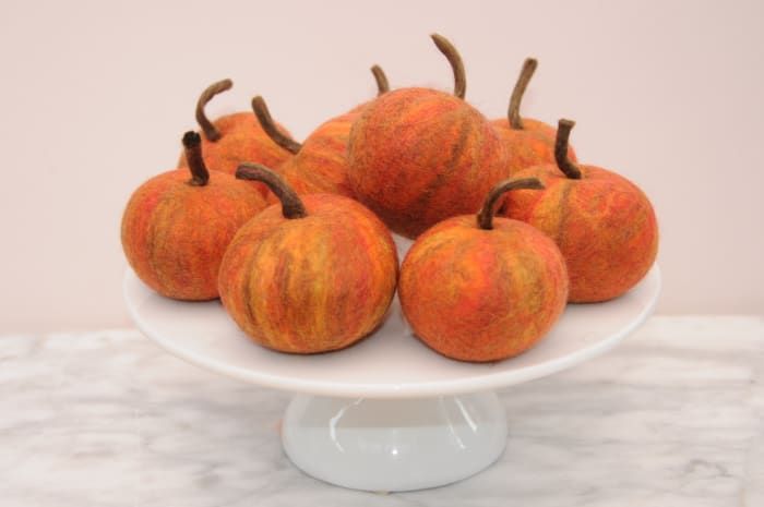 Las manzanas ornamentales de fieltro húmedo