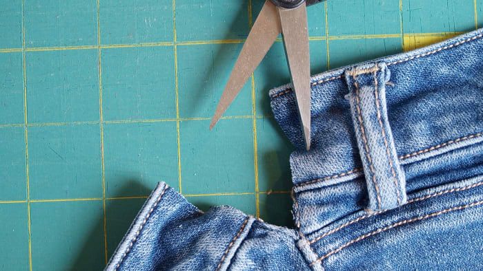Erweitern der Jeans Schritt 2: Schieben Sie die Unterseite des hinteren Jochs nach unten.