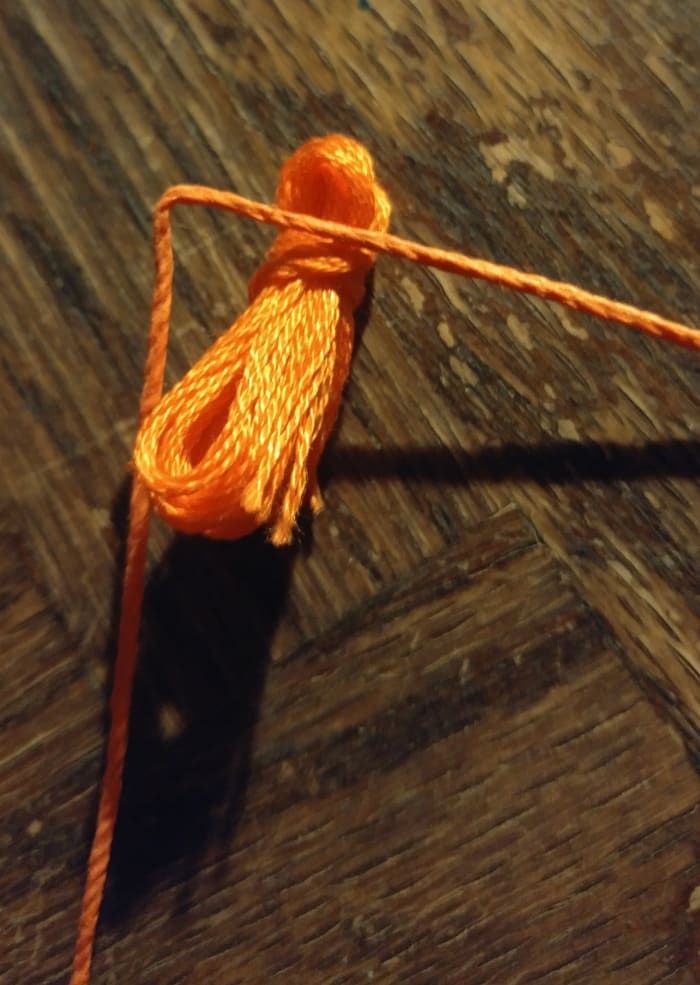 Кабл за кравату може се користити за украшавање мале кићанке.