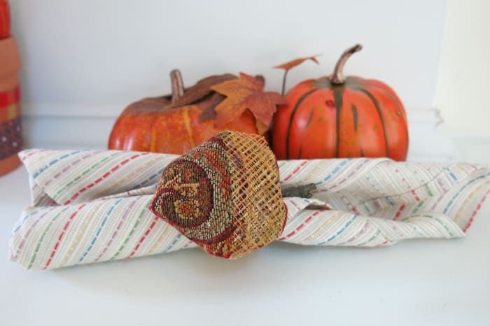 Termine las decoraciones de la mesa de otoño de tela de desecho con algunos servilleteros a juego.