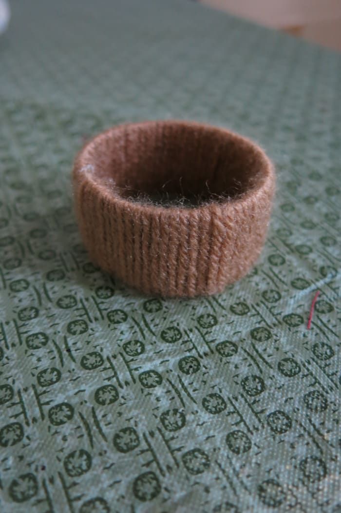 Szalvétagyűrű készítéséhez fóliával vagy zsineggel csomagolhat karton gyűrűt.