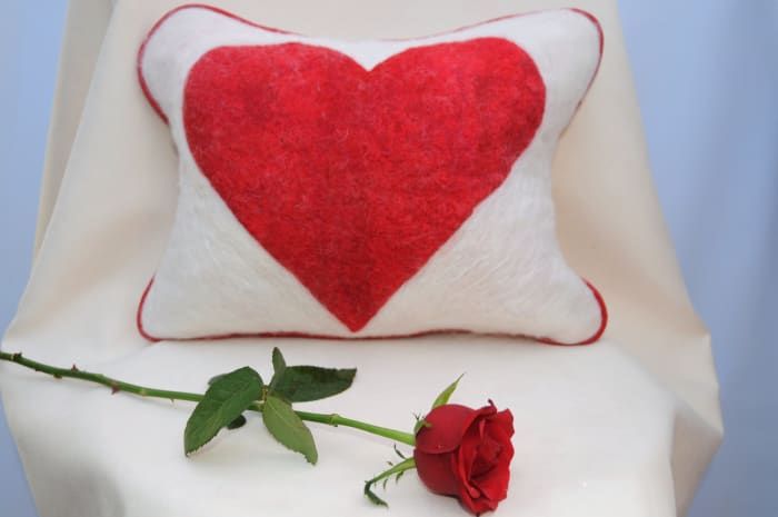 Ein feuchtes Filzherz und eine rote Rose zum Valentinstag.