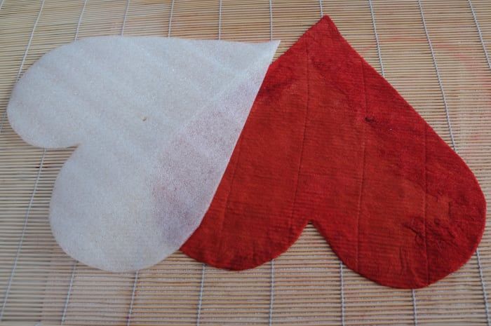 Eine Vorlage mit roter Wolle bedeckt. Achten Sie darauf, kein Rot auf Weiß zu verwenden, wenn die Wolle nicht schnell färbt.