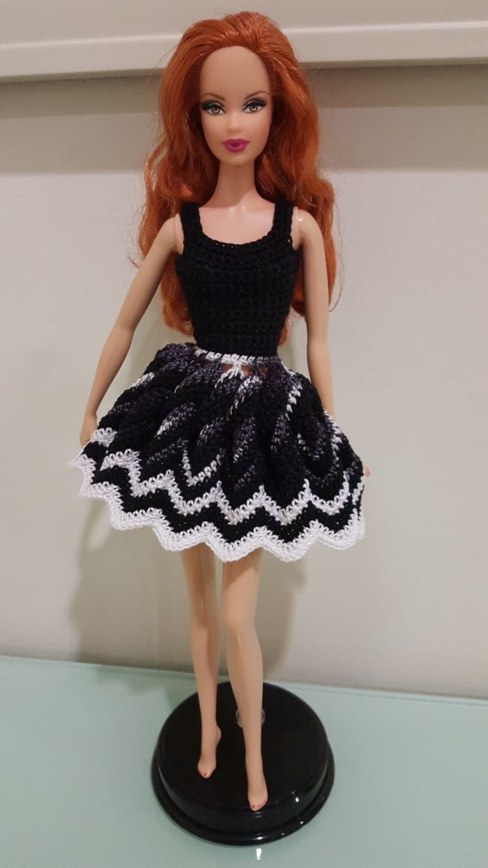 Vestido Barbie Twisted Chevron con la falda abierta.