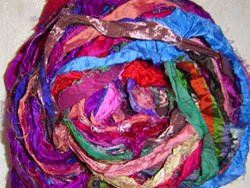 Le ruban Sari est également bon pour le crochet et le tricot et est également flexible. Cela produit un résultat plus texturé.