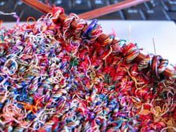 Tricoter avec du fil de soie sari.