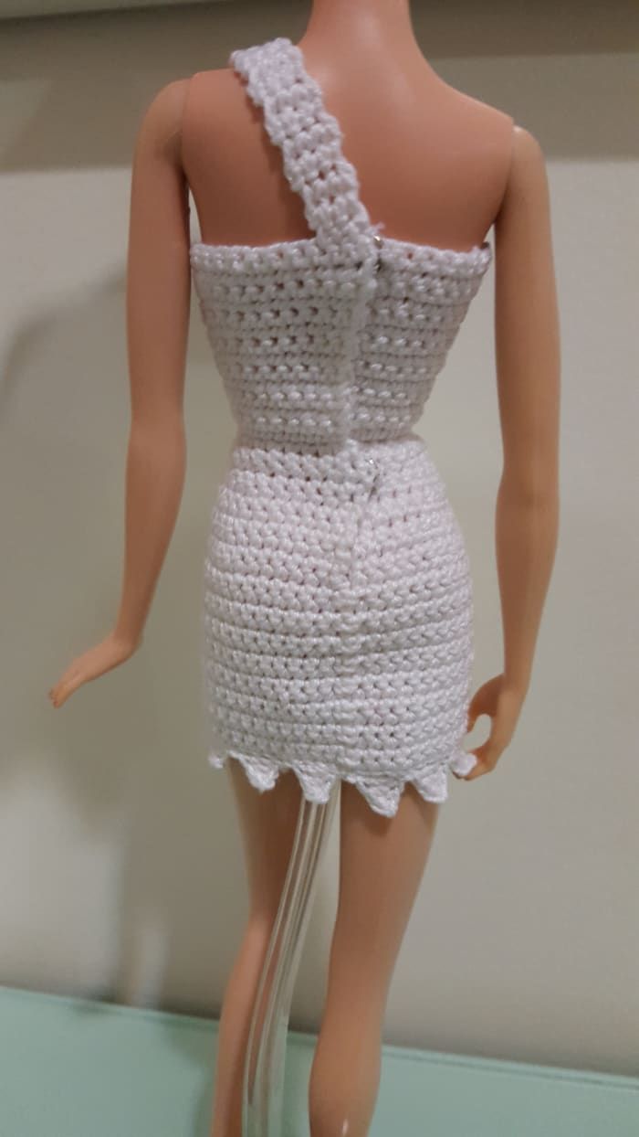 Rückansicht des von Barbie Wilma Flintstone inspirierten, figurbetonten Kleides