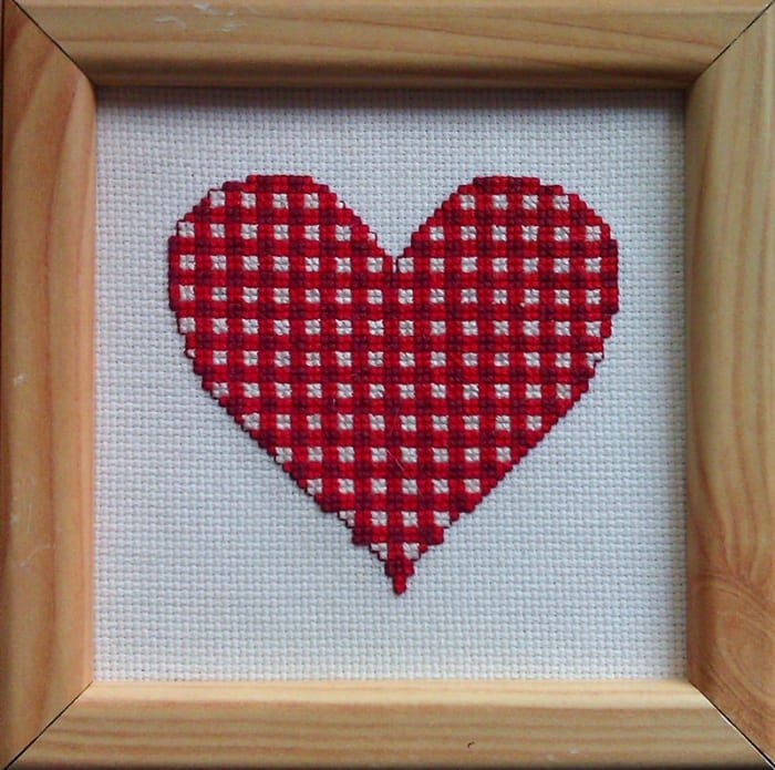 Gingham Valentine's Day Heart: patrón de punto de cruz gratuito