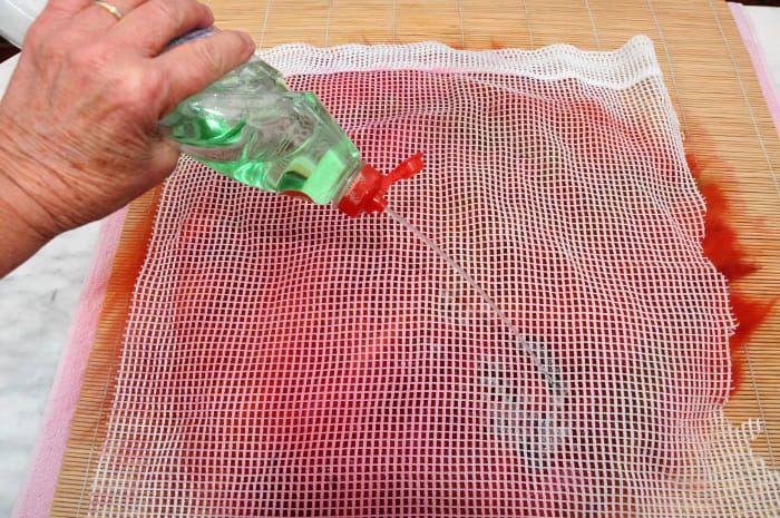 Decken Sie die Fasern mit Seifenwasser ab.
