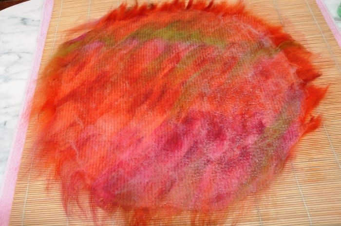 Las fibras de lana se aplanaron hasta el borde de la plantilla.
