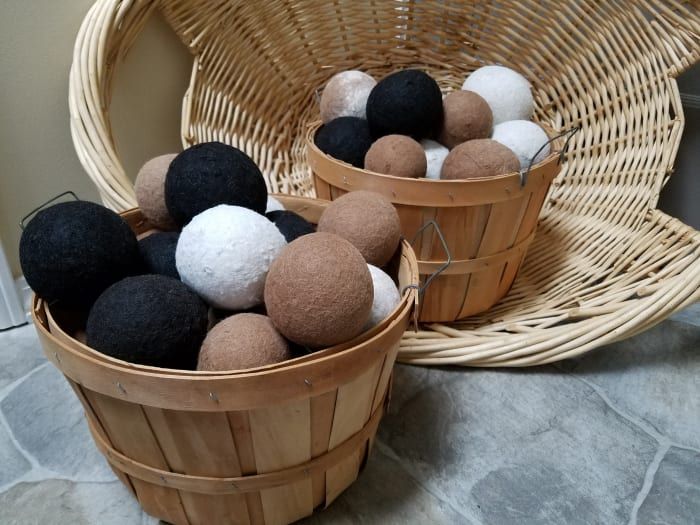 Las bolas secadoras vienen en muchos colores hermosos y naturales.