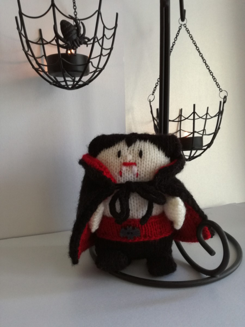 Poupée Dracula tricotée (avec motif)